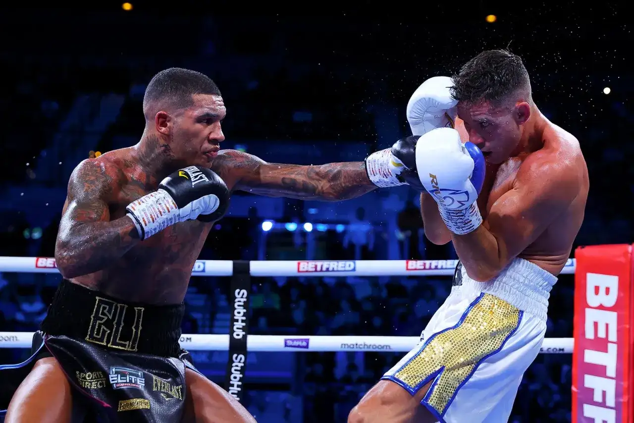 Conor Benn landar en kraftfull tr&auml;ff mot sin motst&aring;ndare i en intensiv boxningsmatch.