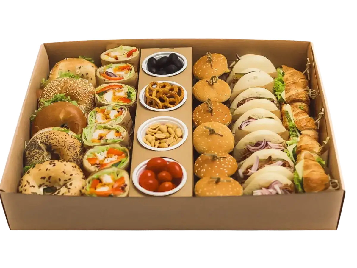 Pyszne przekąski w pudełku: bagietki, wrapy, mini burgery, croissanty, oliwki, orzeszki i pomidorki. Idealne na spotkanie, jak Pan Kanapka Kraków.