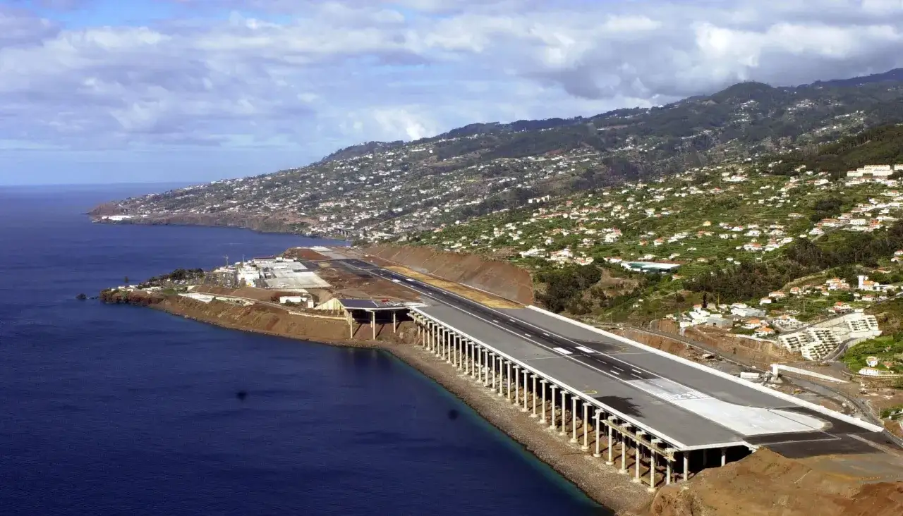 Der Flughafen Madeira, eine beeindruckende Ingenieursleistung, ragt über dem tiefblauen Meer auf.