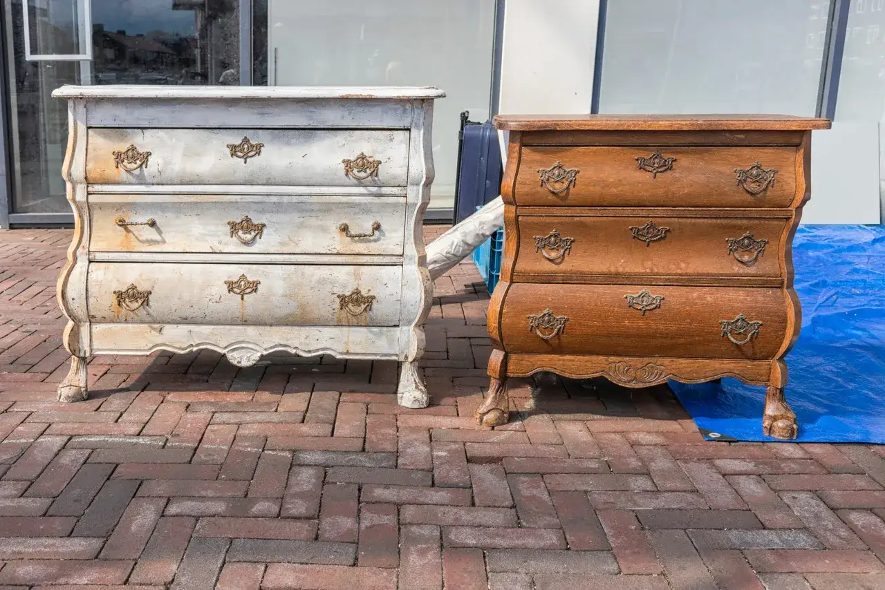 Dos c&oacute;modas antiguas, una blanca desgastada y otra de madera, esperan para restaurar muebles antiguos.