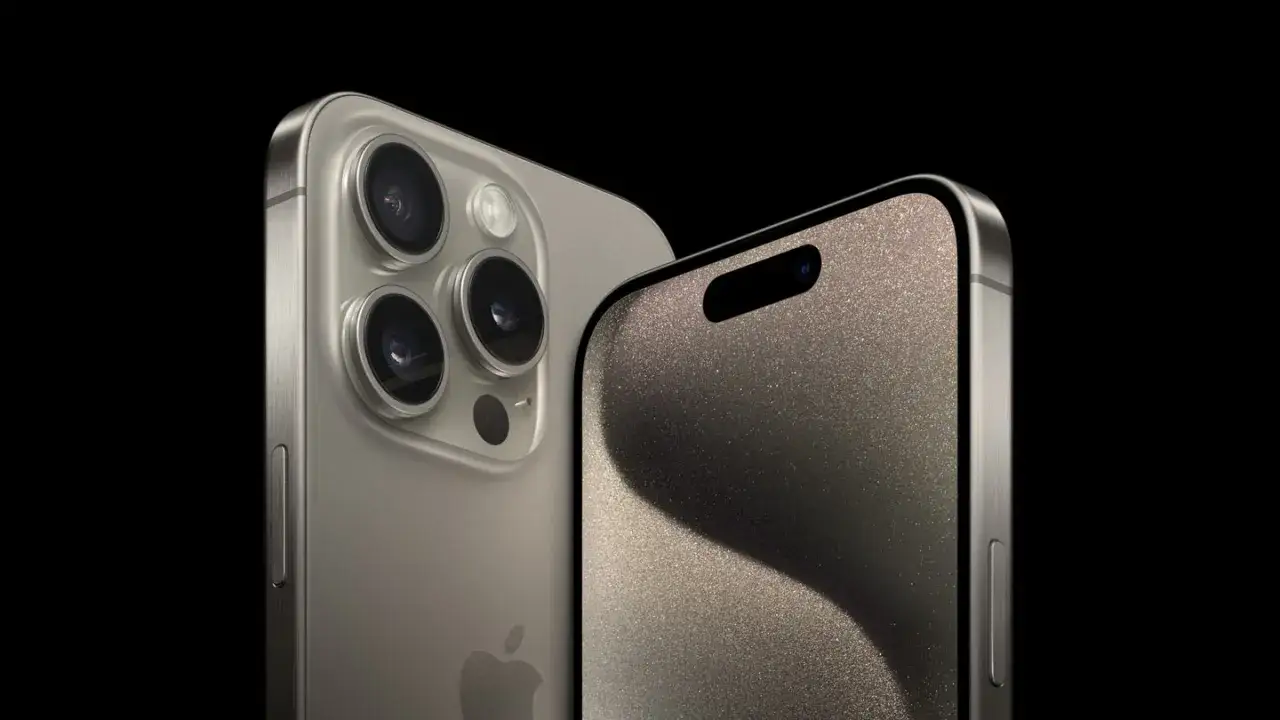 Dwa iPhone'y z systemem iOS 15 na czarnym tle. Jeden pokazuje moduł aparatów, drugi ekran z wycięciem.