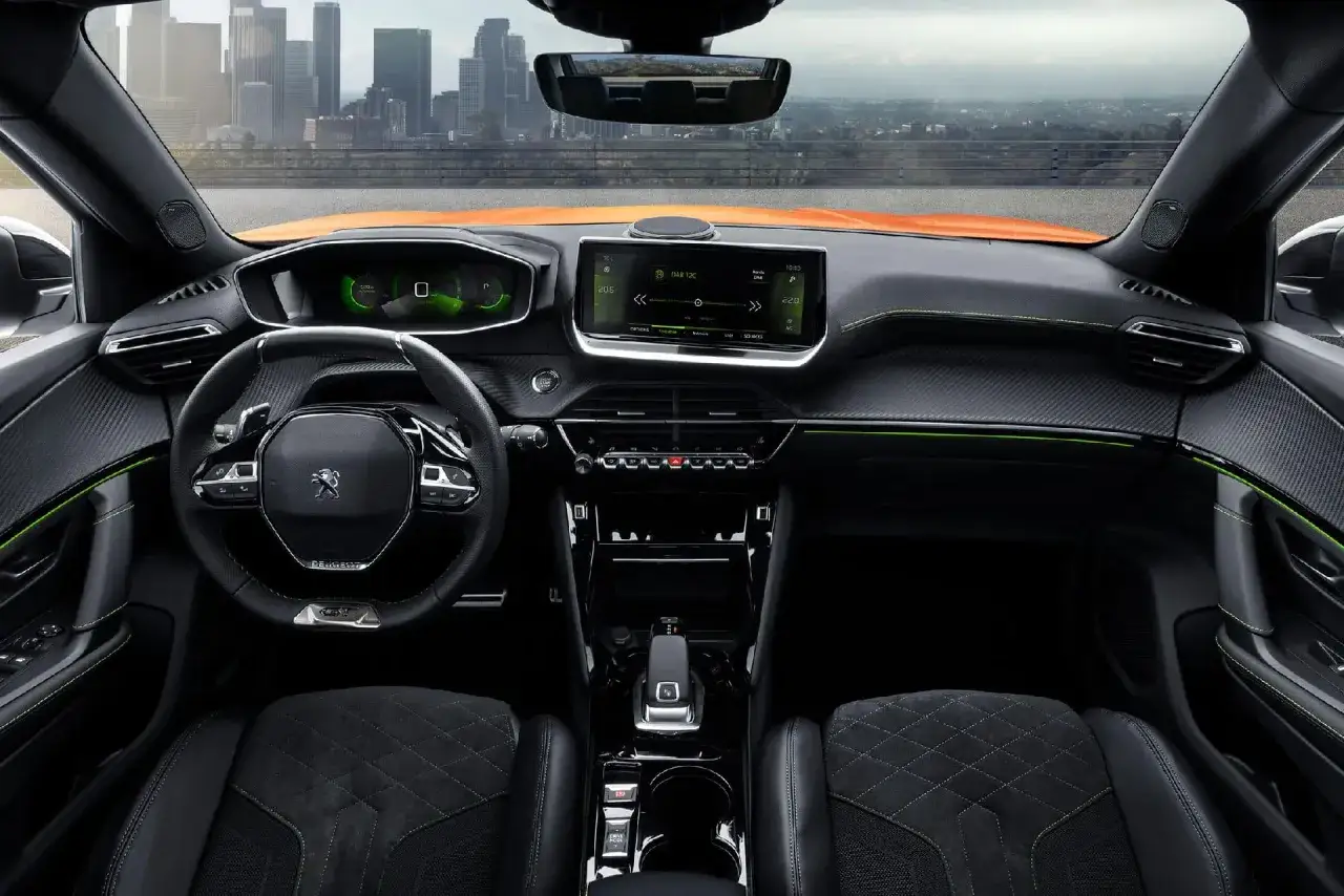 Wnętrze Peugeota 2008, z cyfrowymi zegarami i ekranem multimediów. Wiele osób chwali peugeot 2008 opinie o jego nowoczesnym designie.