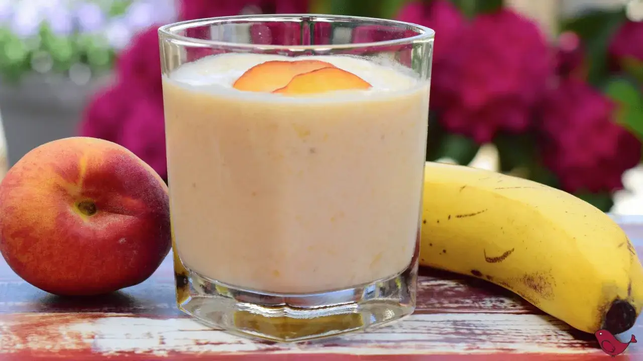 Erfrischender Pfirsich Smoothie mit frischen Pfirsichen und Banane, garniert mit Pfirsichscheiben.