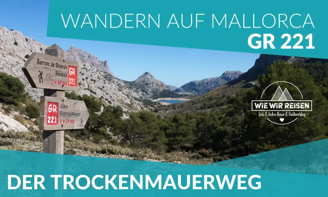Wanderweg GR 221 auf Mallorca, auch bekannt als Trockenmauerweg. Wegweiser zeigen Richtungen und Gehzeiten.