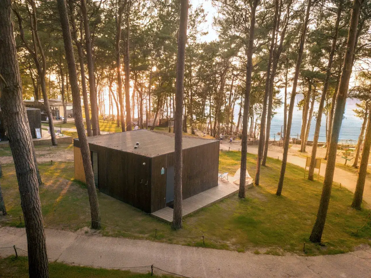 Nowoczesne domki nad morzem, zaledwie 50 m od plaży, otoczone sosnowym lasem. Idealne miejsce na relaks.