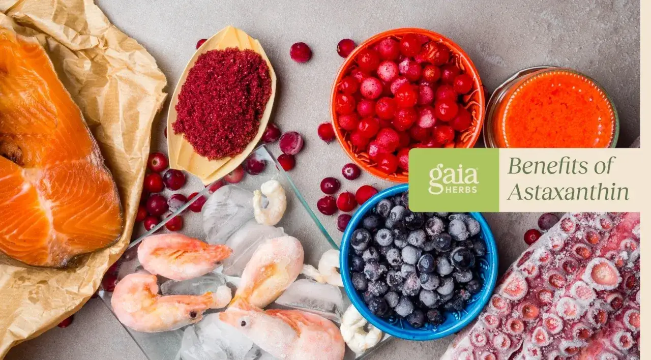 Lachs, Garnelen, Beeren und ein roter Smoothie &ndash; nat&uuml;rliche astaxanthin lebensmittel.