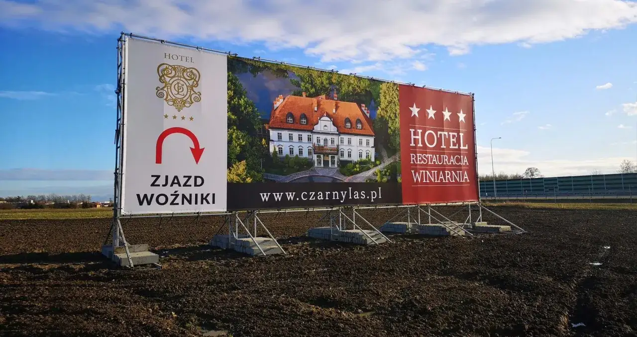 Reklama hotelu z pięknym pałacem i informacją o zjeździe. Zapraszamy do Czarnego Lasu!