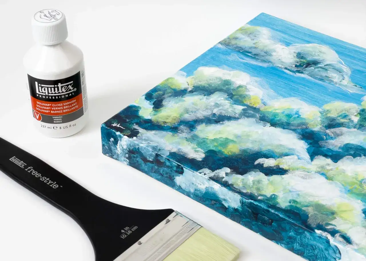 Bouteille de vernis brillant Liquitex, pinceau large et peinture abstraite de nuages bleus. Quel vernis pour protéger cette œuvre ?
