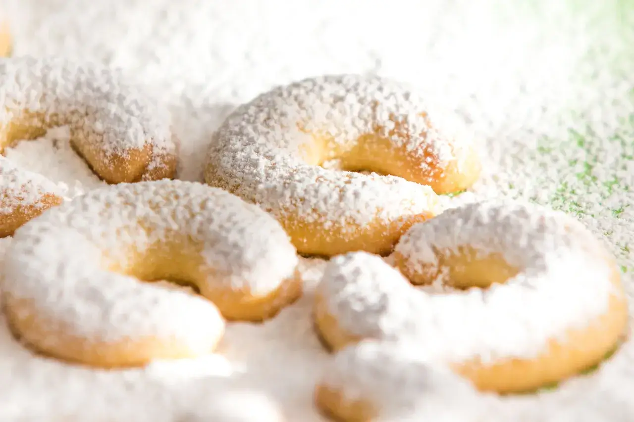 Vanillekipferl, zart und mit Puderzucker bestäubt, verlocken zum Naschen.