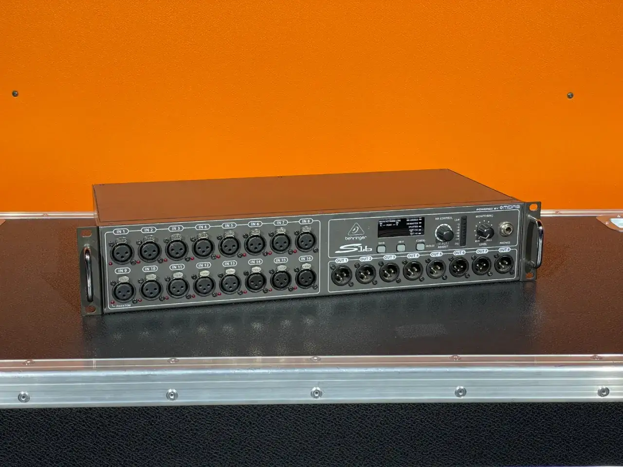 Behringer S16 Stage Box mit 16 Ein- und 8 Ausg&auml;ngen, bereit f&uuml;r den Einsatz auf der B&uuml;hne.
