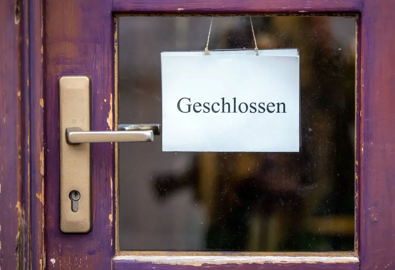 Tür mit Schild 