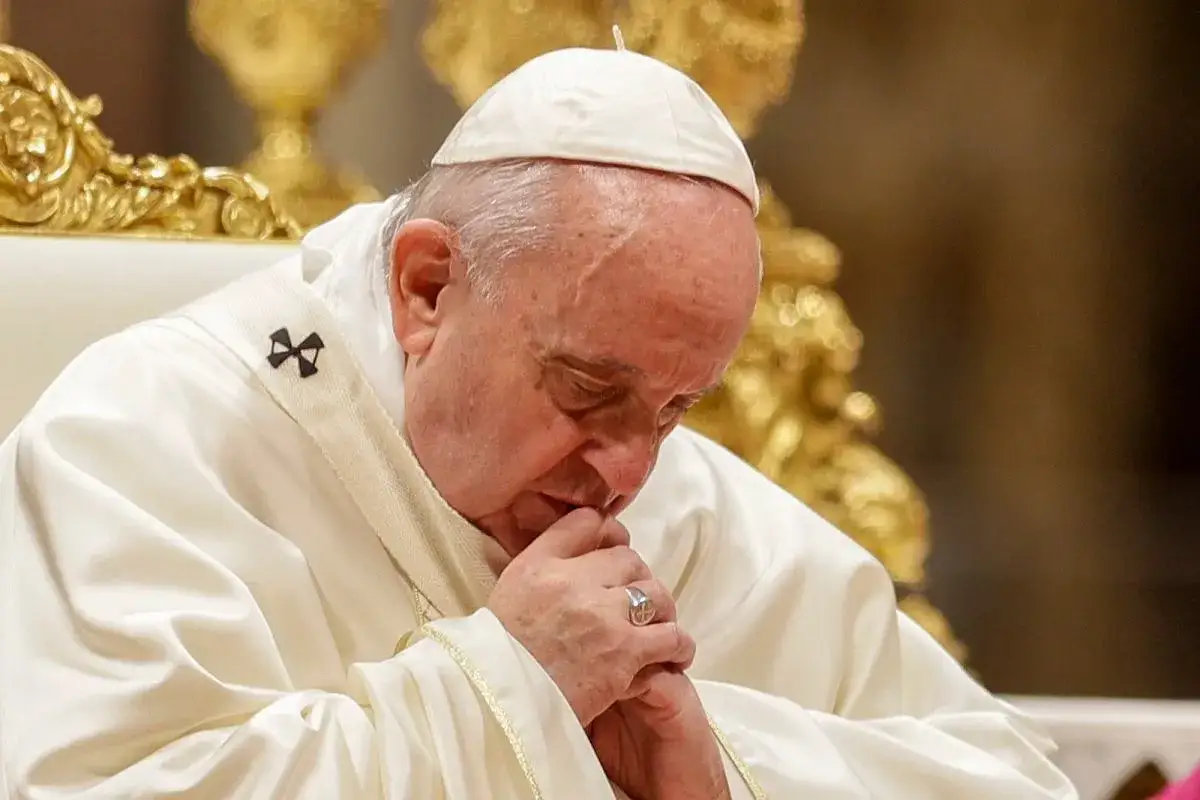 Papież Franciszek modli się