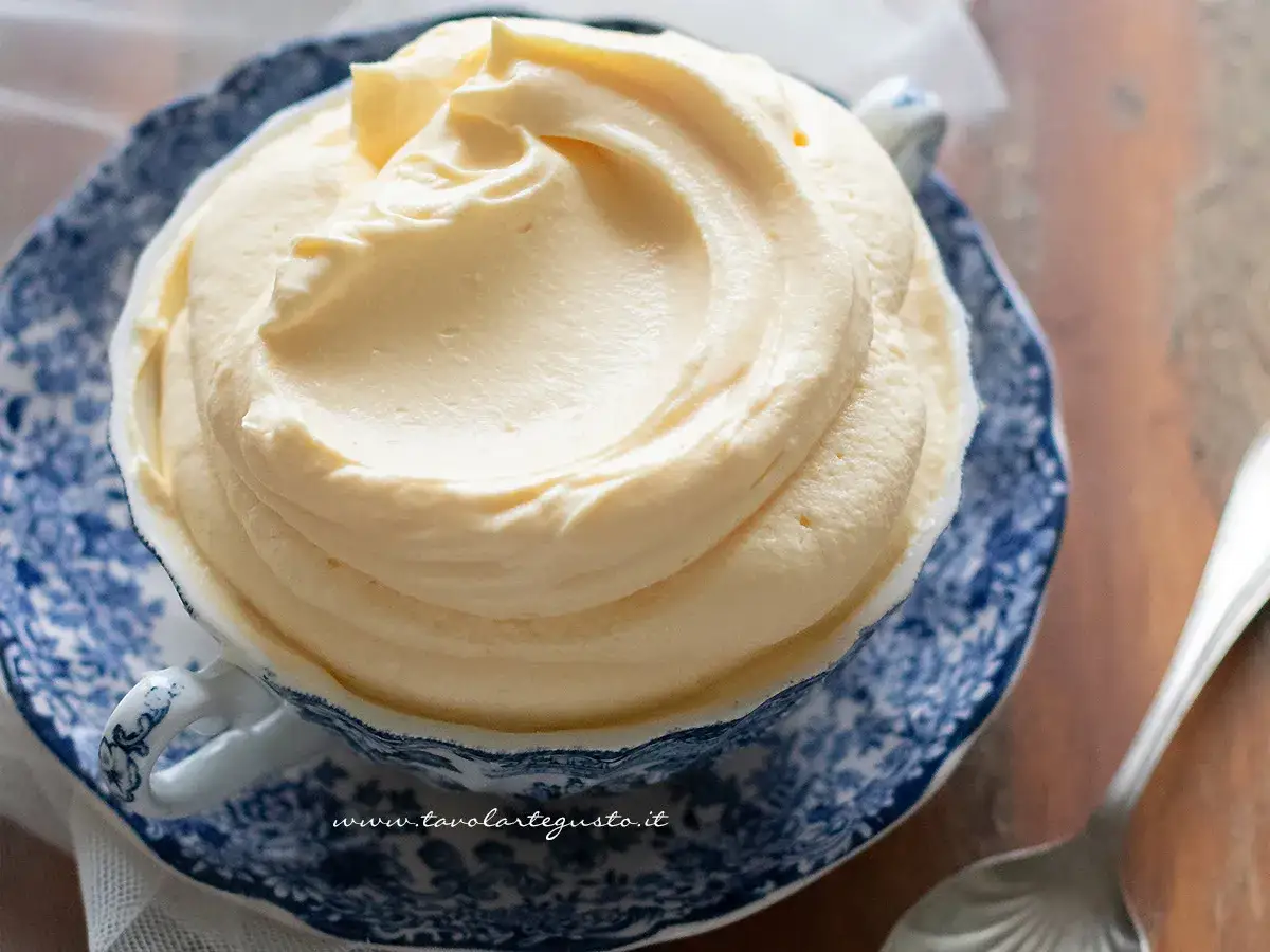 Crema tiramisù perfetta, soffice e vellutata, servita in una tazza decorata.
