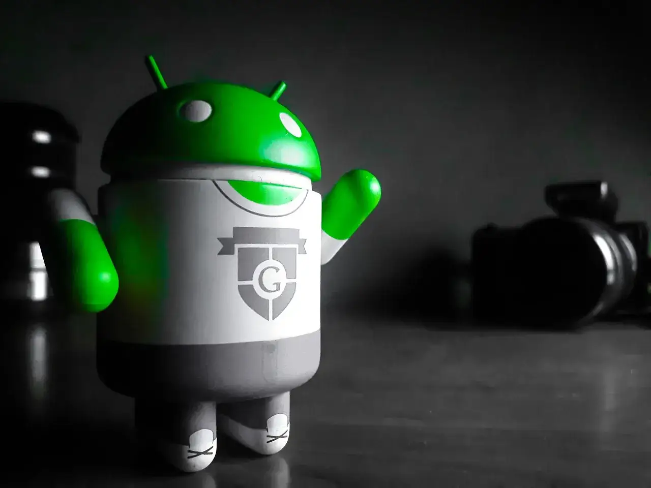 Figurka Androida z zieloną głową, białą koszulką z logo i szarym dołem. Może symbolizować emulator Windows na Android.