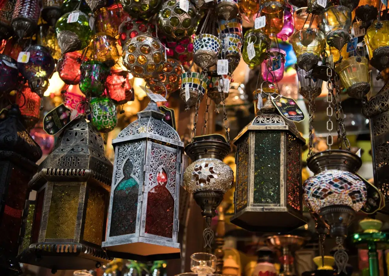 Kolorowe latarnie wiszą, tworząc magiczną atmosferę. Idealne na Ramadan. Co to za piękno?