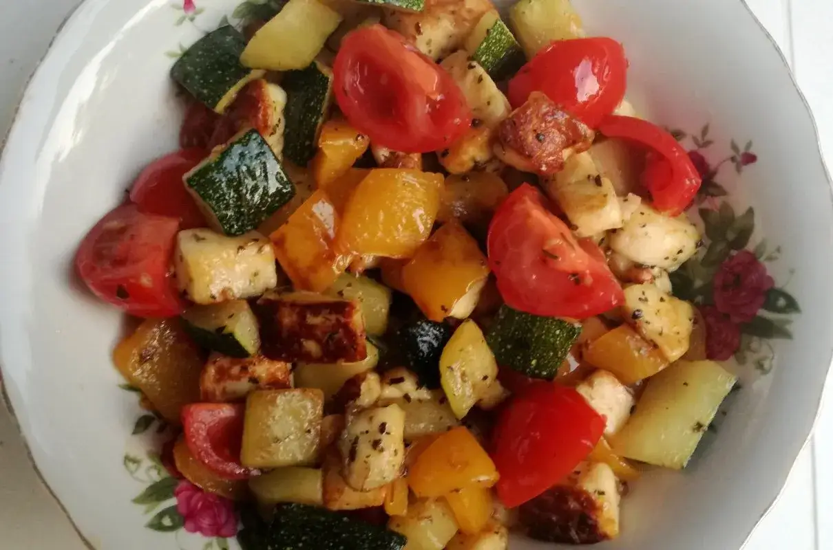 Kolorowa przystawka do grilla: grillowane warzywa (cukinia, papryka, pomidory) i ser halloumi, doprawione ziołami.