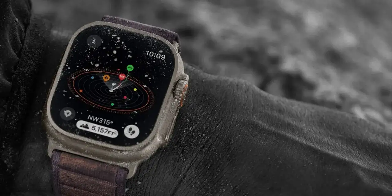 Apple Watch Ultra mit Kompass-App f&uuml;r die Navigation im Gel&auml;nde. Zeigt NW315&deg; und 5.157 FT H&ouml;he an.