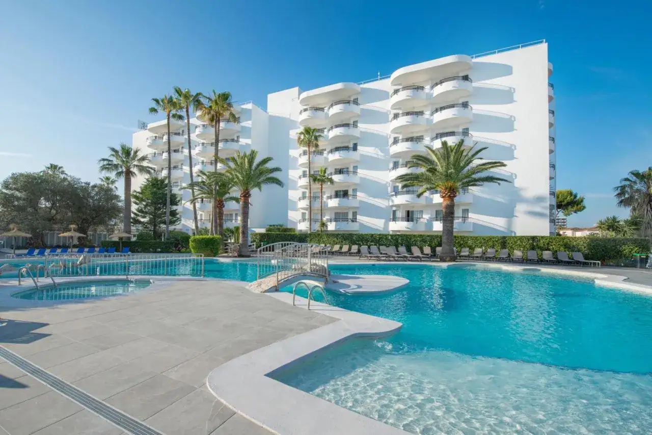 Basen i hotel w Alcudii. Wiele pozytywnych globales condes de alcudia opinie potwierdza urok tego miejsca.