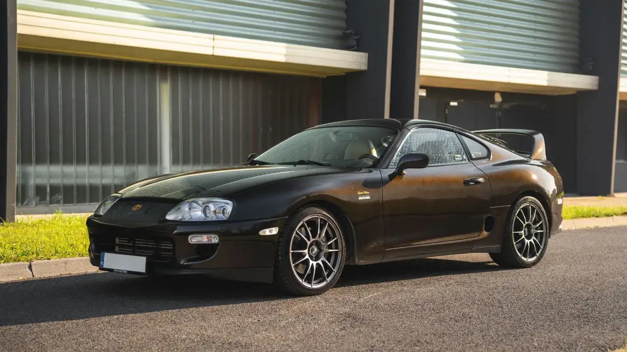 Czarna Toyota Supra z limitowanej edycji, idealna dla kolekcjonerów. Sprawdź jej atrakcyjną toyota supra cena.