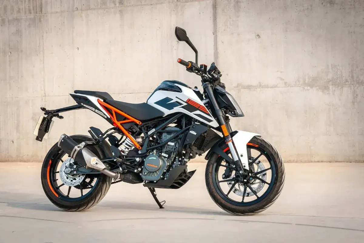 En vit och orange KTM 125 Duke redo f&ouml;r h&ouml;g hastighet.