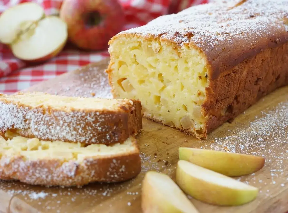 Saftiger Apfelkuchen, frisch gebacken und mit Puderzucker bestäubt. Ein köstliches Apfelkuchen Rezept für gemütliche Momente.