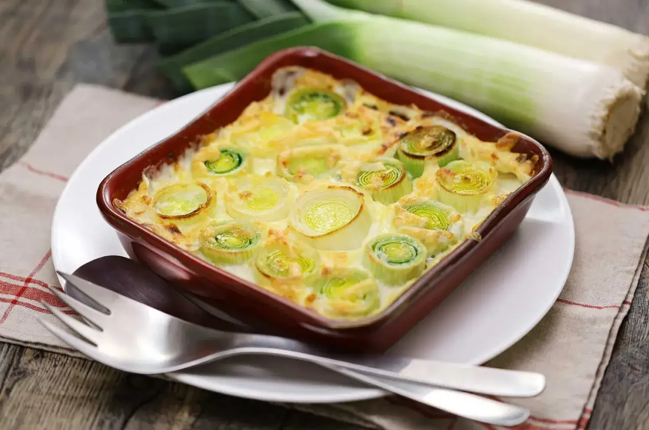 Puerros al horno gratinados, tiernos y dorados, listos para disfrutar.