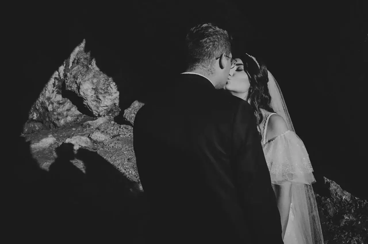 Para dowiedzieć się, jak napisać do fotografa na wesele, zobacz ten romantyczny pocałunek pary młodej w świetle księżyca.