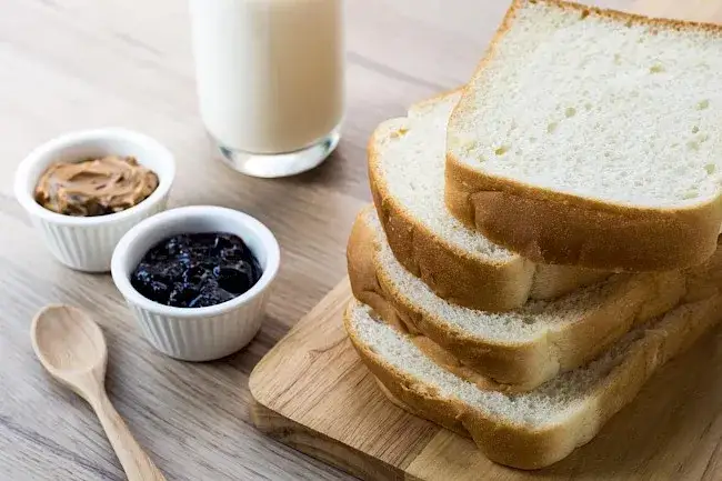 Zdjęcie Ile kcal ma kromka chleba tostowego? Poznaj kaloryczność i wartości odżywcze