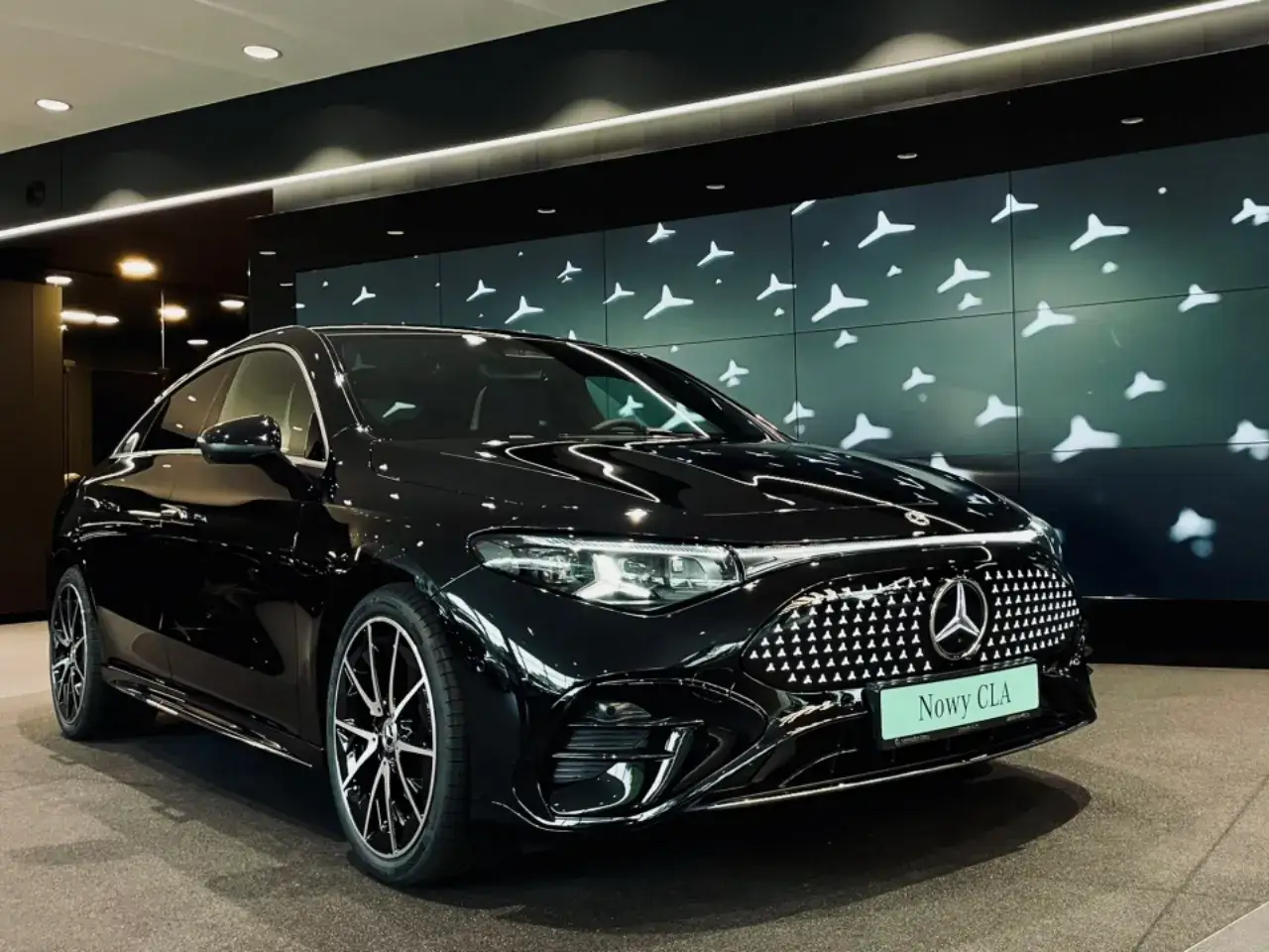 Elegancki, czarny, nowy Mercedes CLA lśni w salonie.