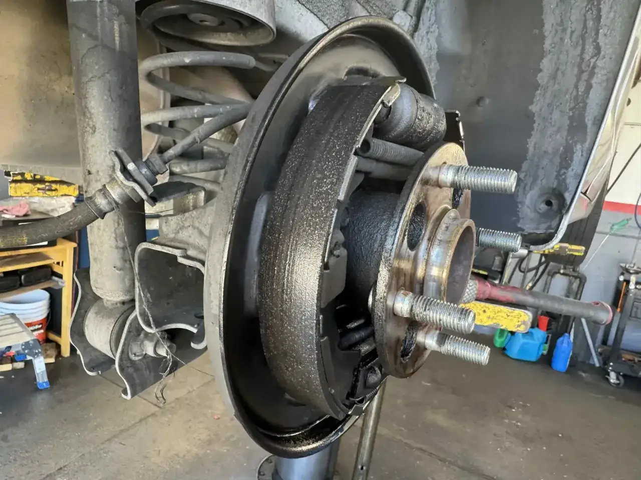 Bilens bromsar är synliga, redo att tysta det brummande ljudet från bilen.