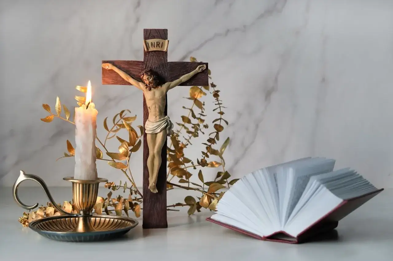 Krzyż, płonąca świeca i otwarta księga symbolizują drogę do duchowy rozw&oacute;j.