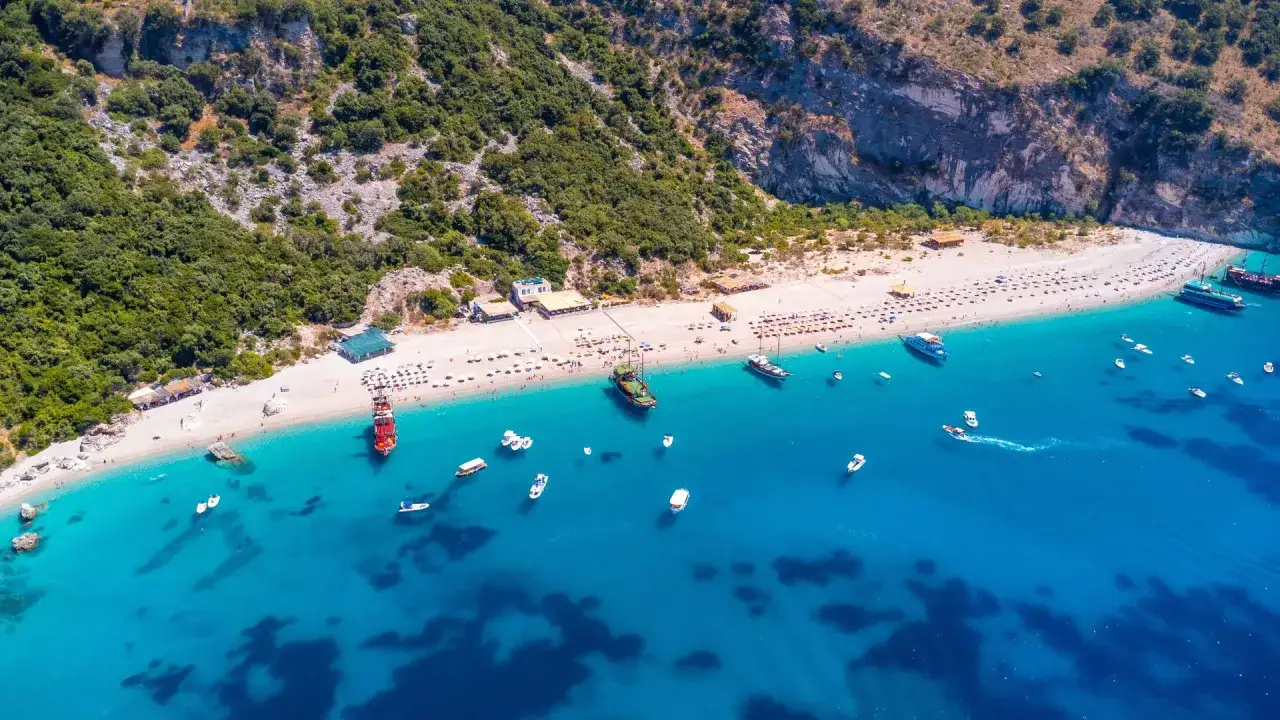 Plaże Riwiery Albańskiej turkusowa woda