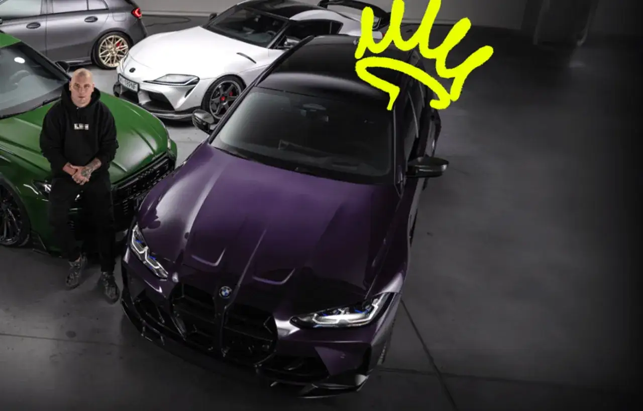 Budda w koronie na głowie, otoczony przez 7 aut, w tym fioletowe BMW. Czy tyle zarobił na loterii?
