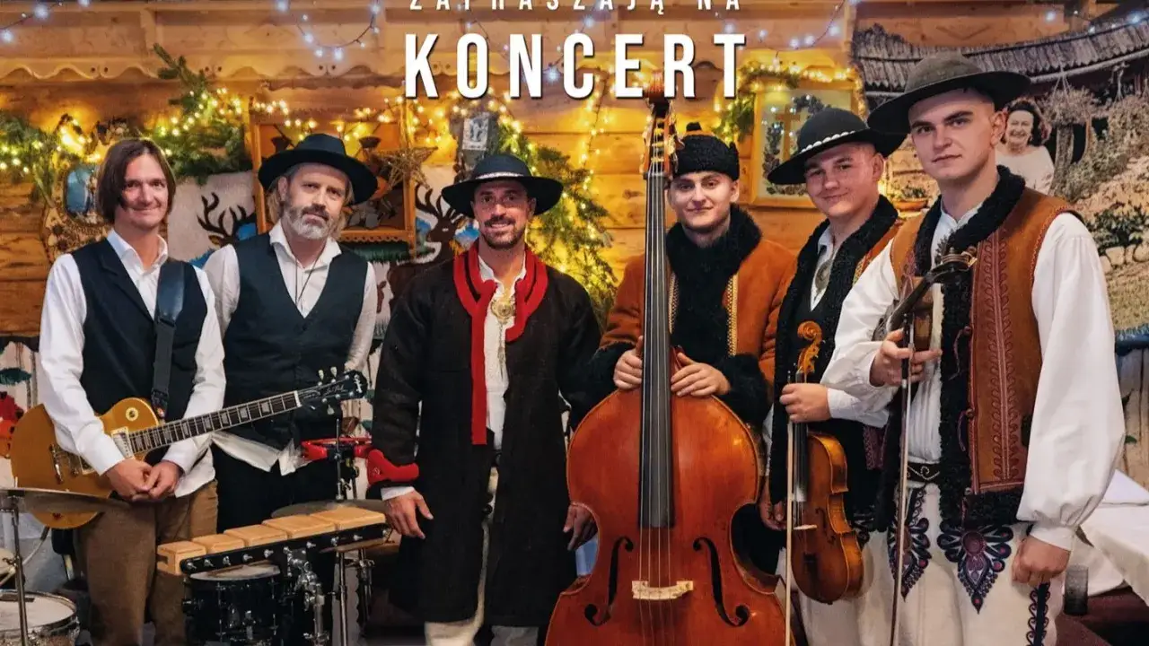 Zespół góralski z kontrabasem, skrzypcami i gitarą. Staszek Karpiel-Bułecka w centrum, gotowy do koncertu.