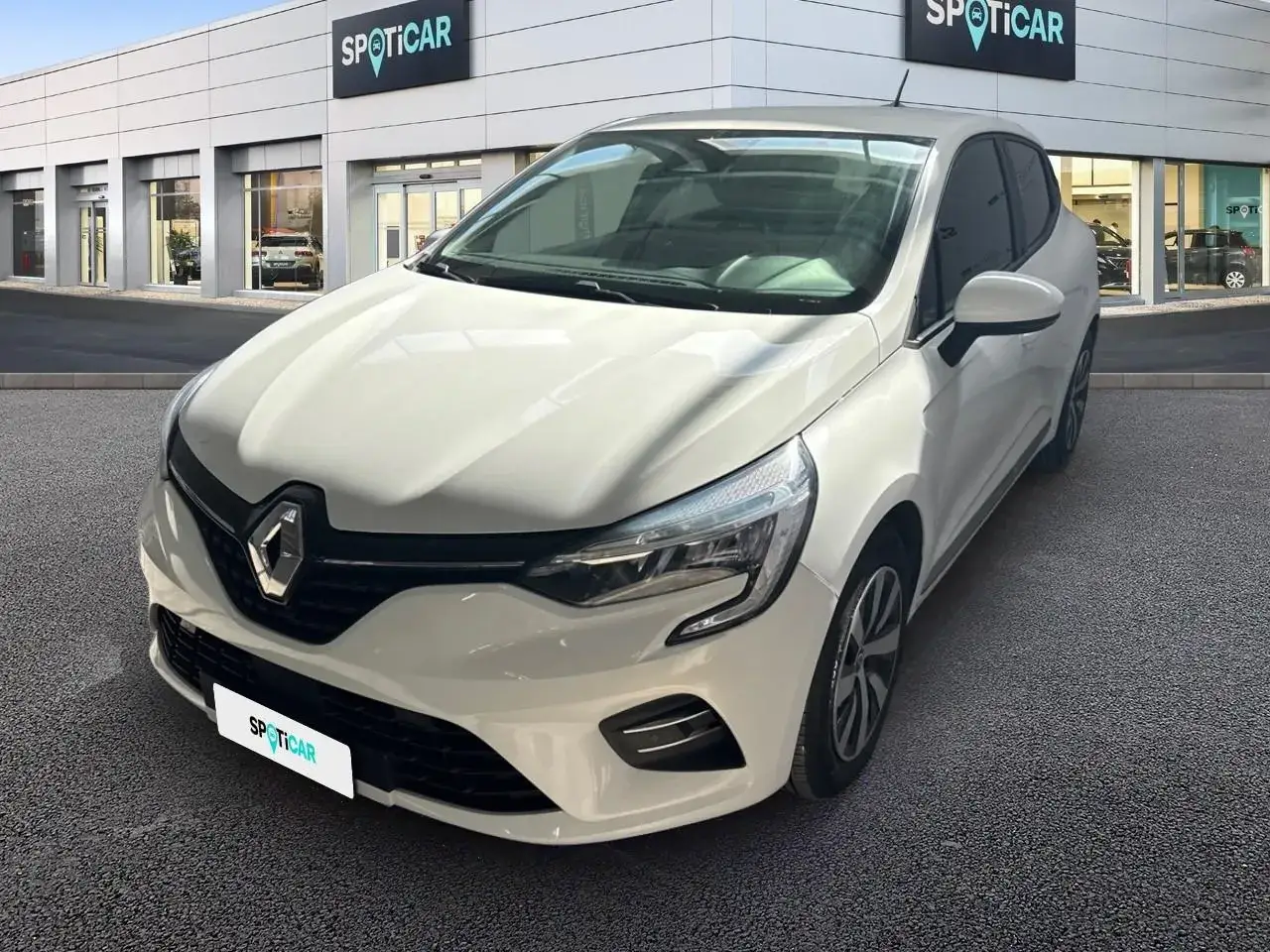 Auto bianca in concessionaria, pronta per essere venduta velocemente. Scopri come vendere l'auto velocemente con Spoticar.