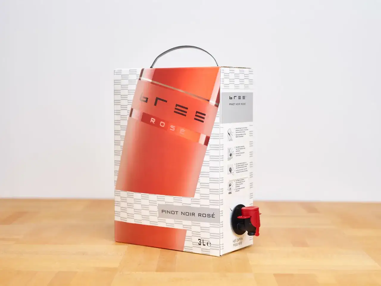 Ein 3-Liter-Karton mit Pinot Noir Ros&eacute; Wein, bereit zum Zapfen.