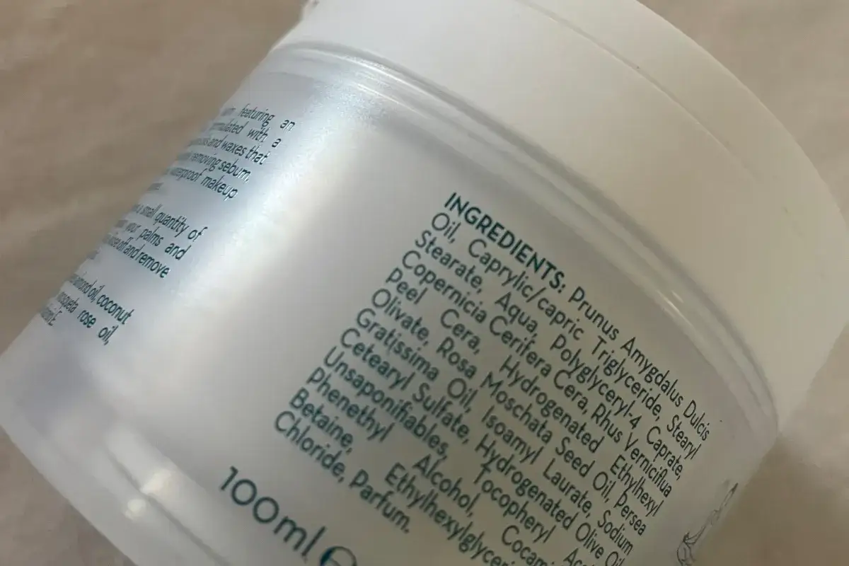 Un vasetto di cosmetici fermentati, con ingredienti naturali per una pelle radiosa.