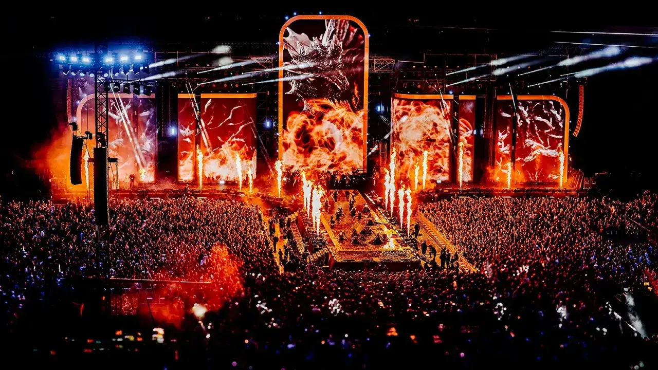 Roztańczony narodowy festiwal z ogniem i smokiem na ekranach. Tłumy szaleją na koncercie.