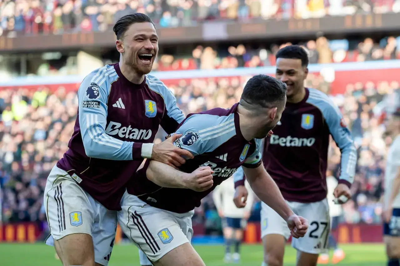 Piłkarze Aston Villa świętują bramkę przeciwko Crystal Palace. Radość po golu, statystyki meczowe w tle.