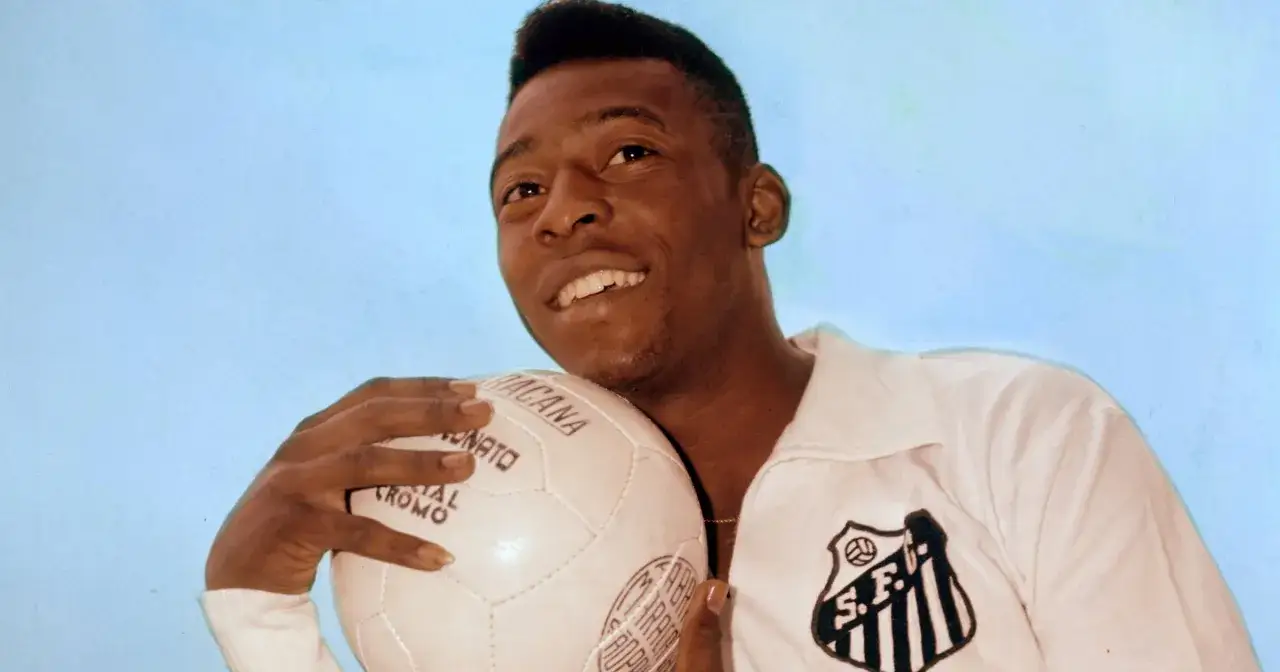 Uśmiechnięty Pelé z piłką, symbol jego niesamowitych statystyk i legendy futbolu.
