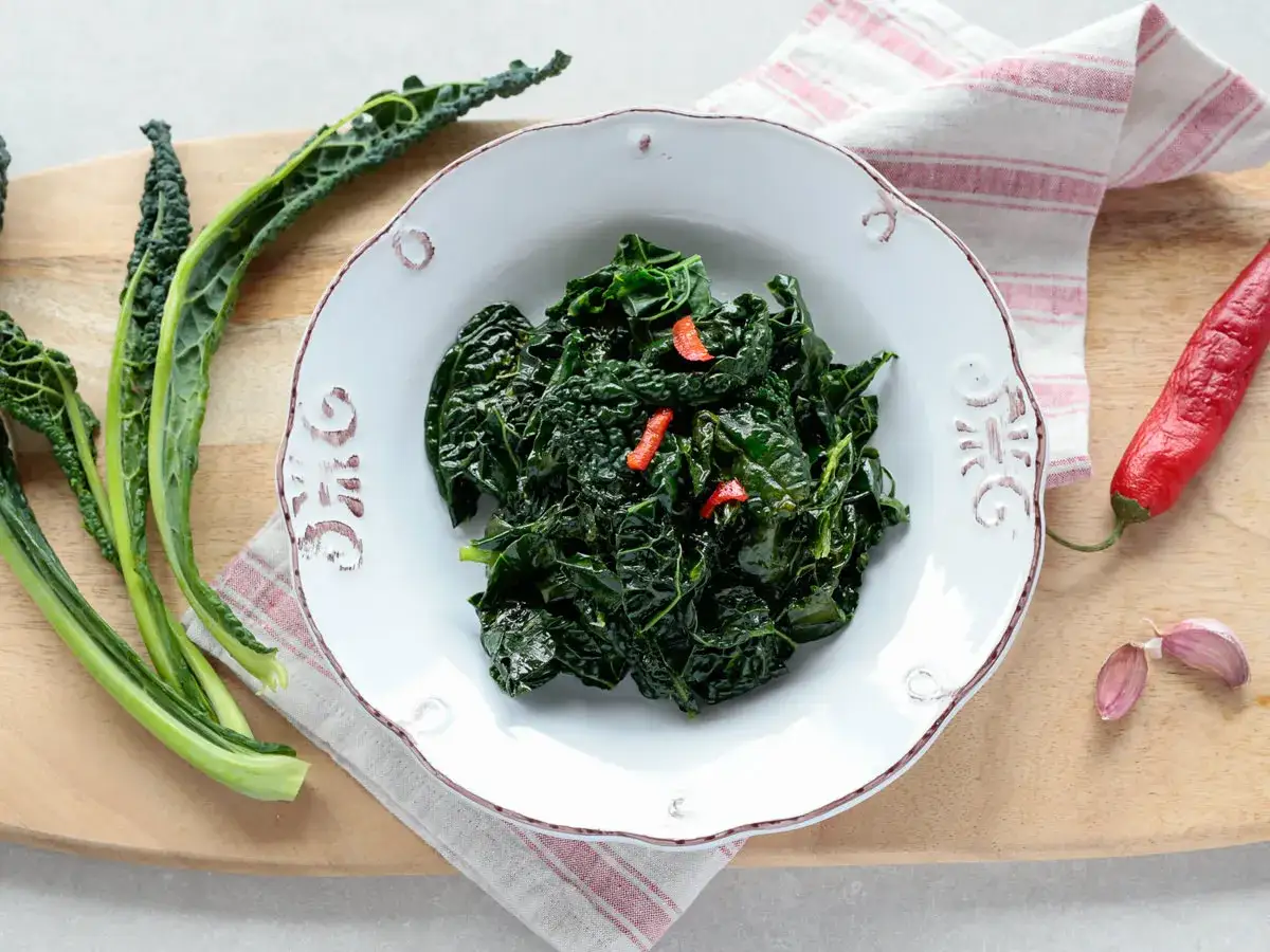 Cavolo nero in padella senza bollire, condito con peperoncino e aglio. Un contorno saporito e veloce.
