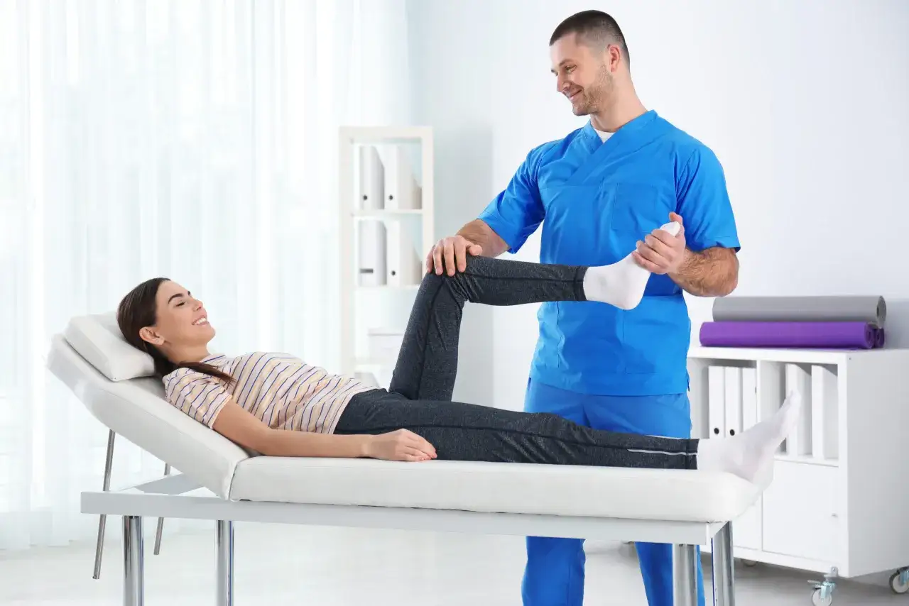 Fizjoterapeuta wykonuje ćwiczenia z pacjentką. Zastanawiasz się, ile zarabia fizjoterapeuta w Norwegii?