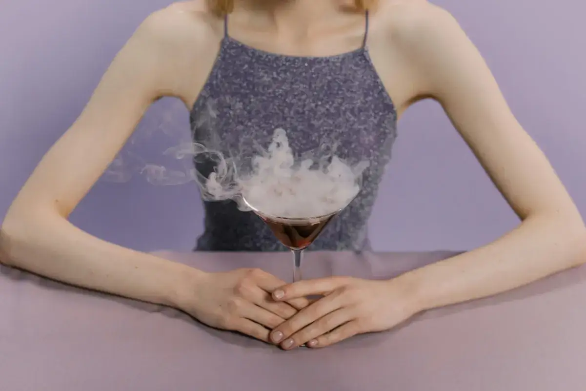 Odkryj, jak przygotować drinki z jadalnym brokatem i dymem z suchego lodu, tworząc magiczne chwile.
