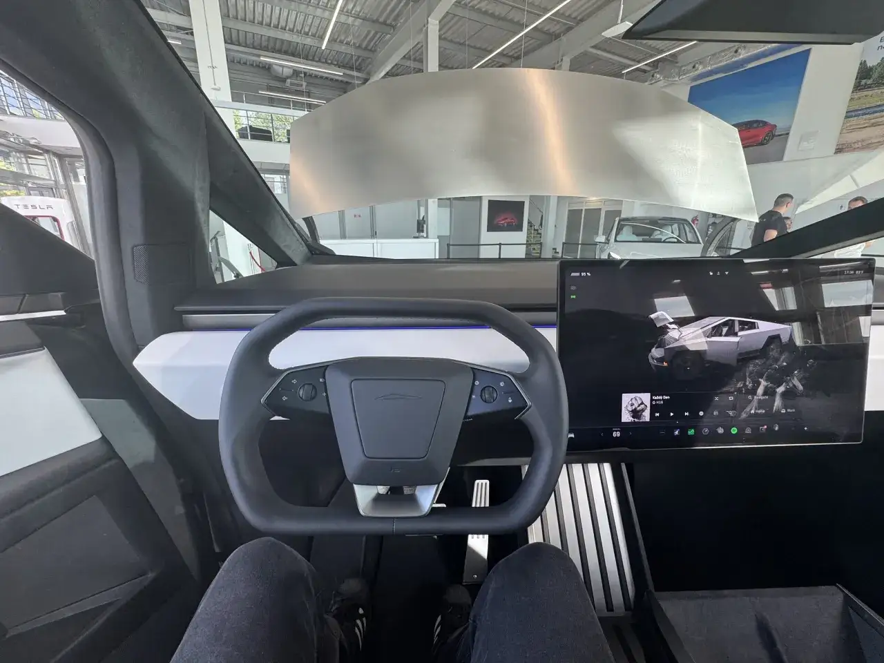 Wnętrze Tesli Cybertruck, ekran pokazuje jego cenę. Futurystyczny design i minimalistyczne wnętrze.