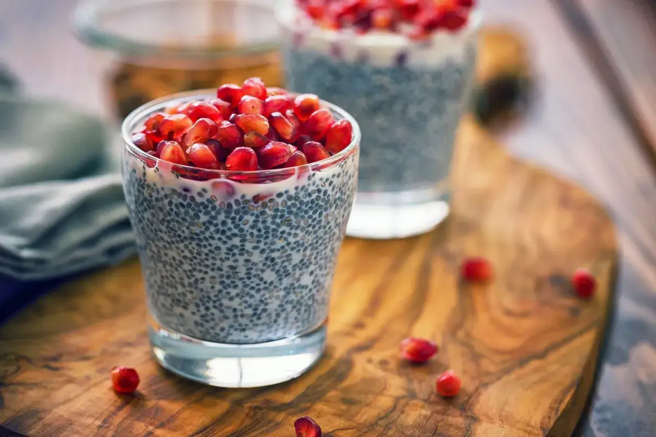 Pudding chia z granatem – idealne niskokaloryczne przekąski na zdrowy początek dnia.