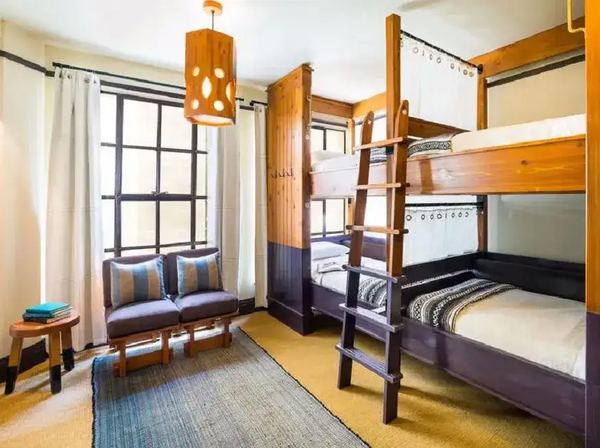 różne typy pokoi w hostelu, dormitorium i pokój prywatny