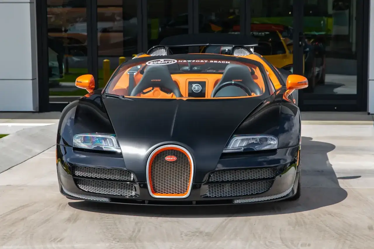 Czarny Bugatti Veyron z pomarańczowymi akcentami, marzenie wielu kolekcjonerów. Sprawdź, jaka jest bugatti veyron cena!