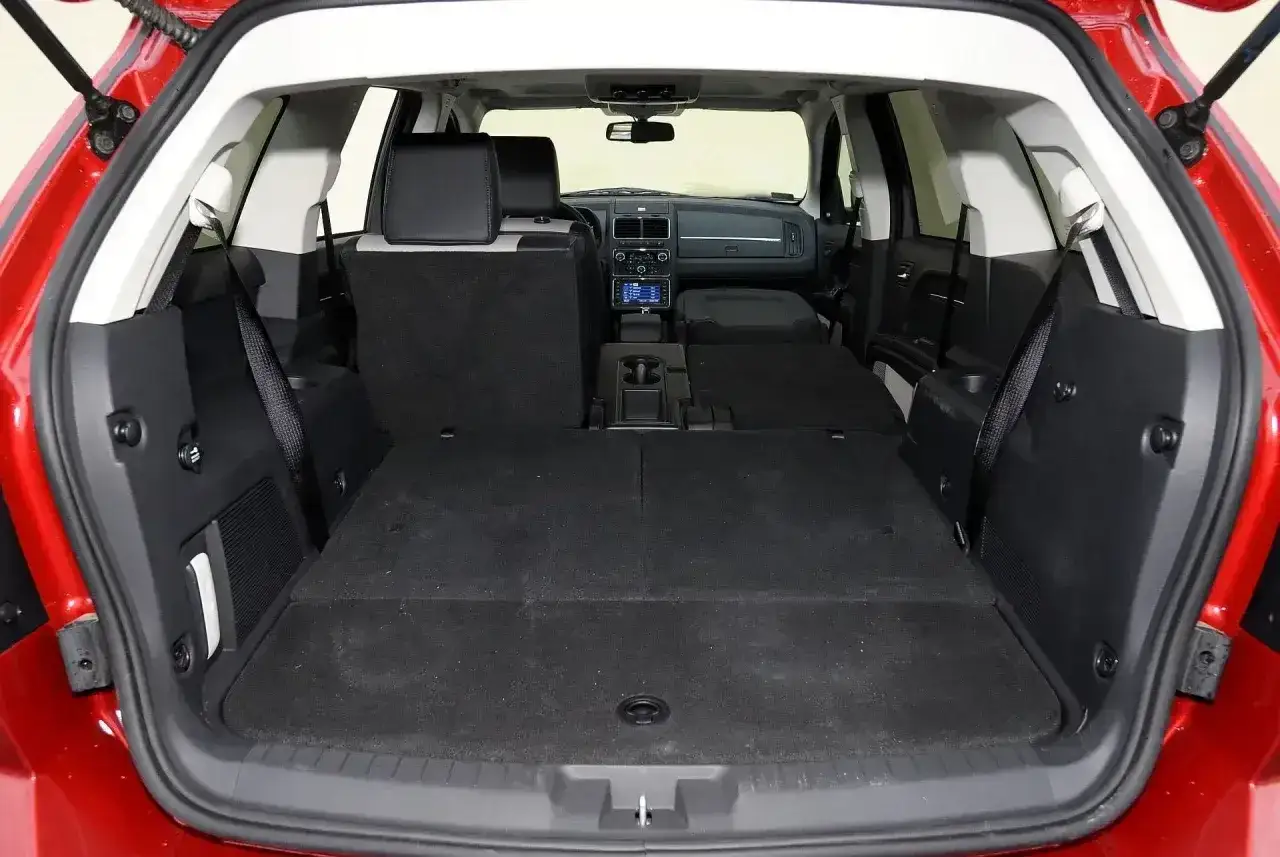 Pusta przestrzeń bagażowa Dodge Journey, idealna na rodzinne wyjazdy. Wiele miejsca, co potwierdzają pozytywne opinie.