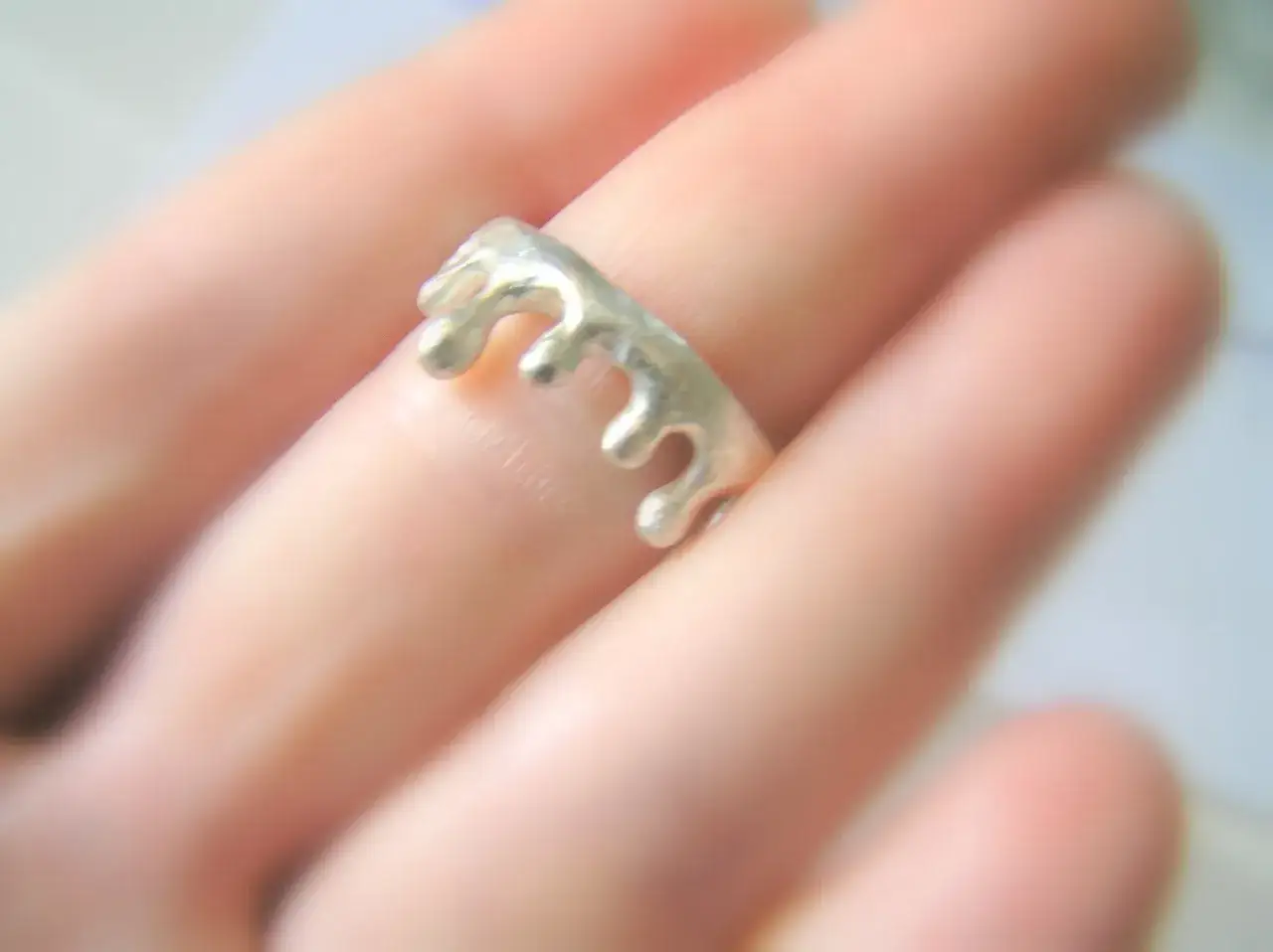 Anello d'argento con gocce, come se fosse appena fuso. A che temperatura fonde l'argento?