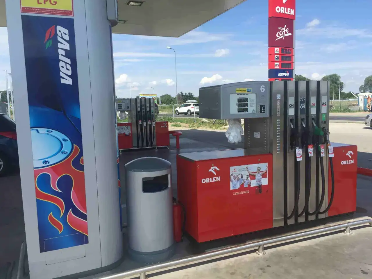 Stacja Orlen z dystrybutorami paliwa, w tym diesel. Obok widoczny jest dystrybutor LPG i logo Verve.